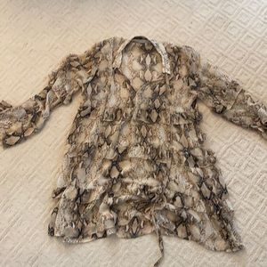 Snake print loose dress, long bell sleeves. V neck